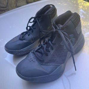 Kids Black Under Armor High Top Basketball Shoes Size 4.5